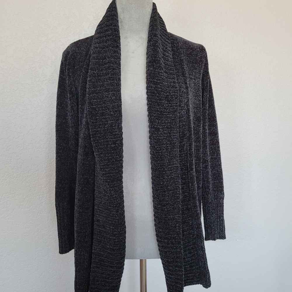 SEVEN7 SIZE SMALL BLACK KNIT CARDIGAN